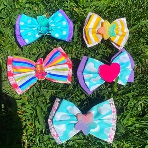Set of 5 bows!